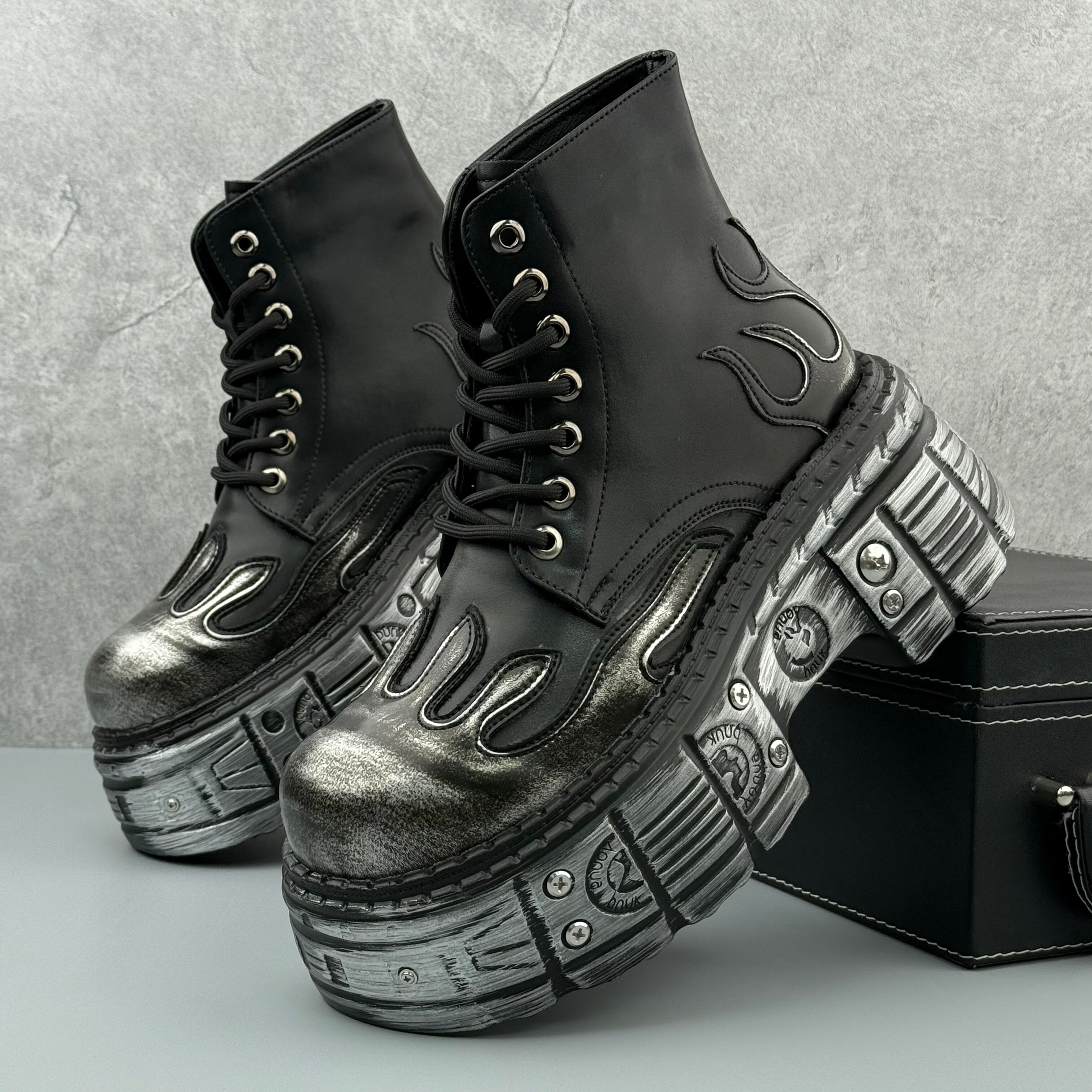 Hybriss Summit– Minimalist Martin Boots