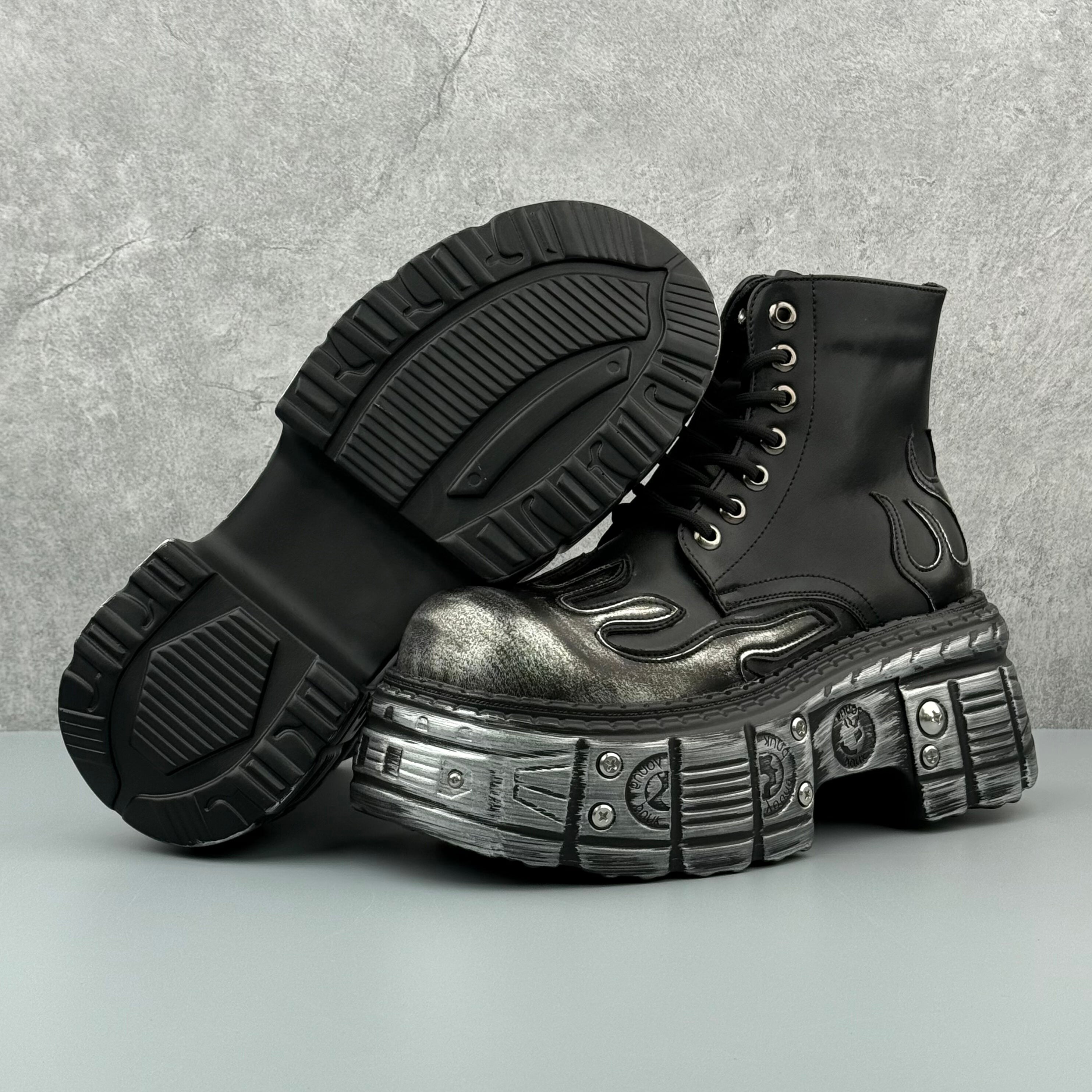 Hybriss Summit– Minimalist Martin Boots