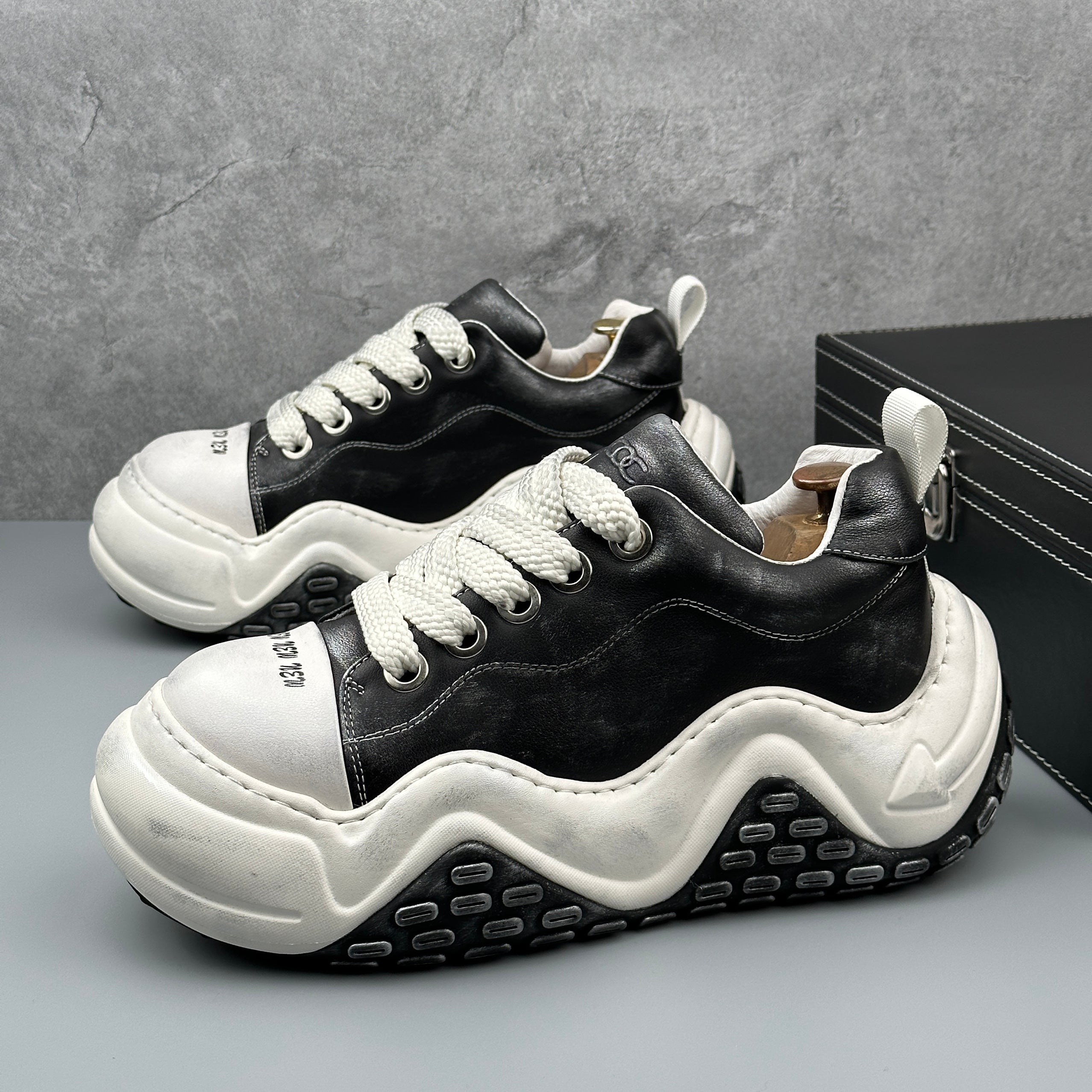 Hybriss HeritageLift Black– Old-Style Dad Shoes