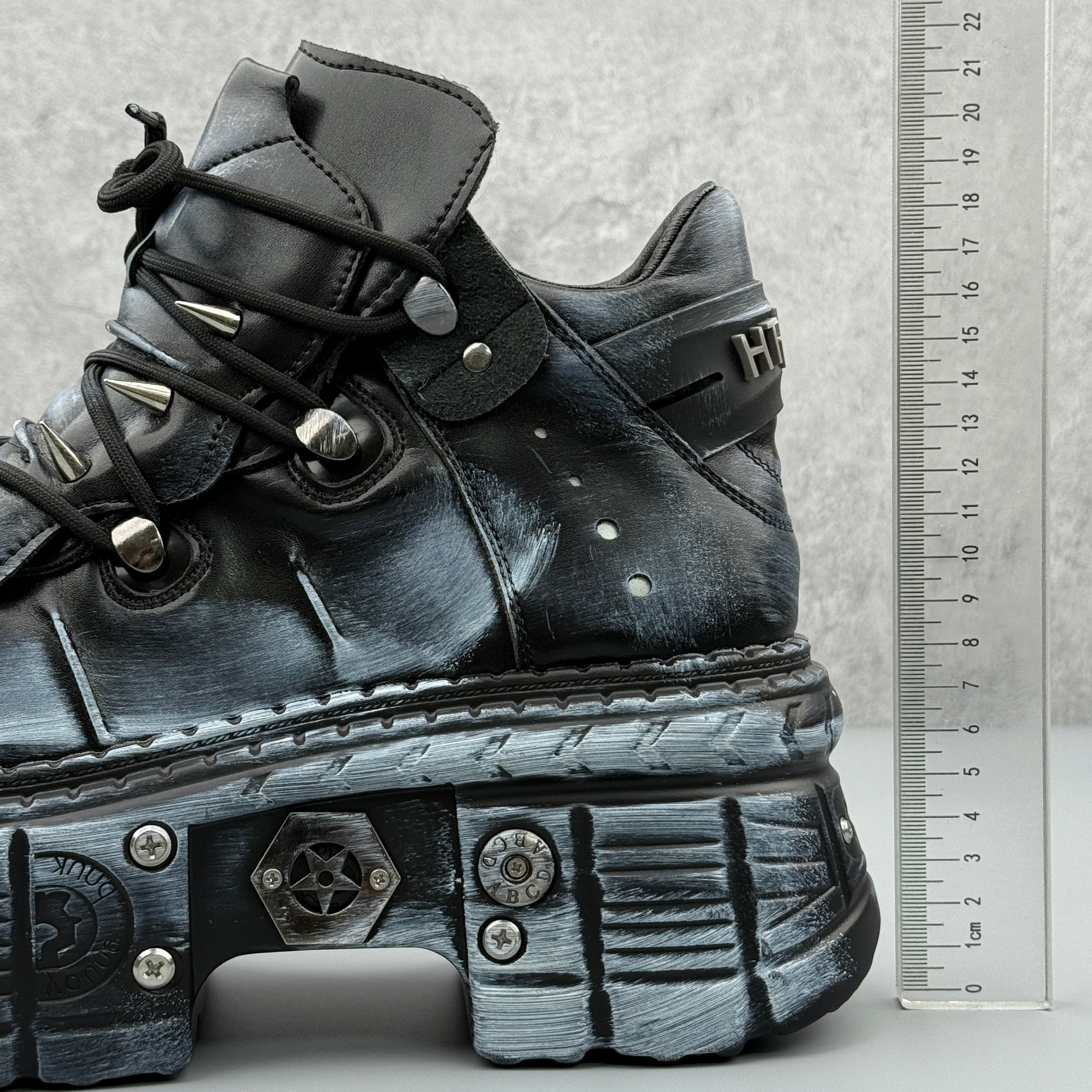 Hybriss Relic– Vintage Martin Boots