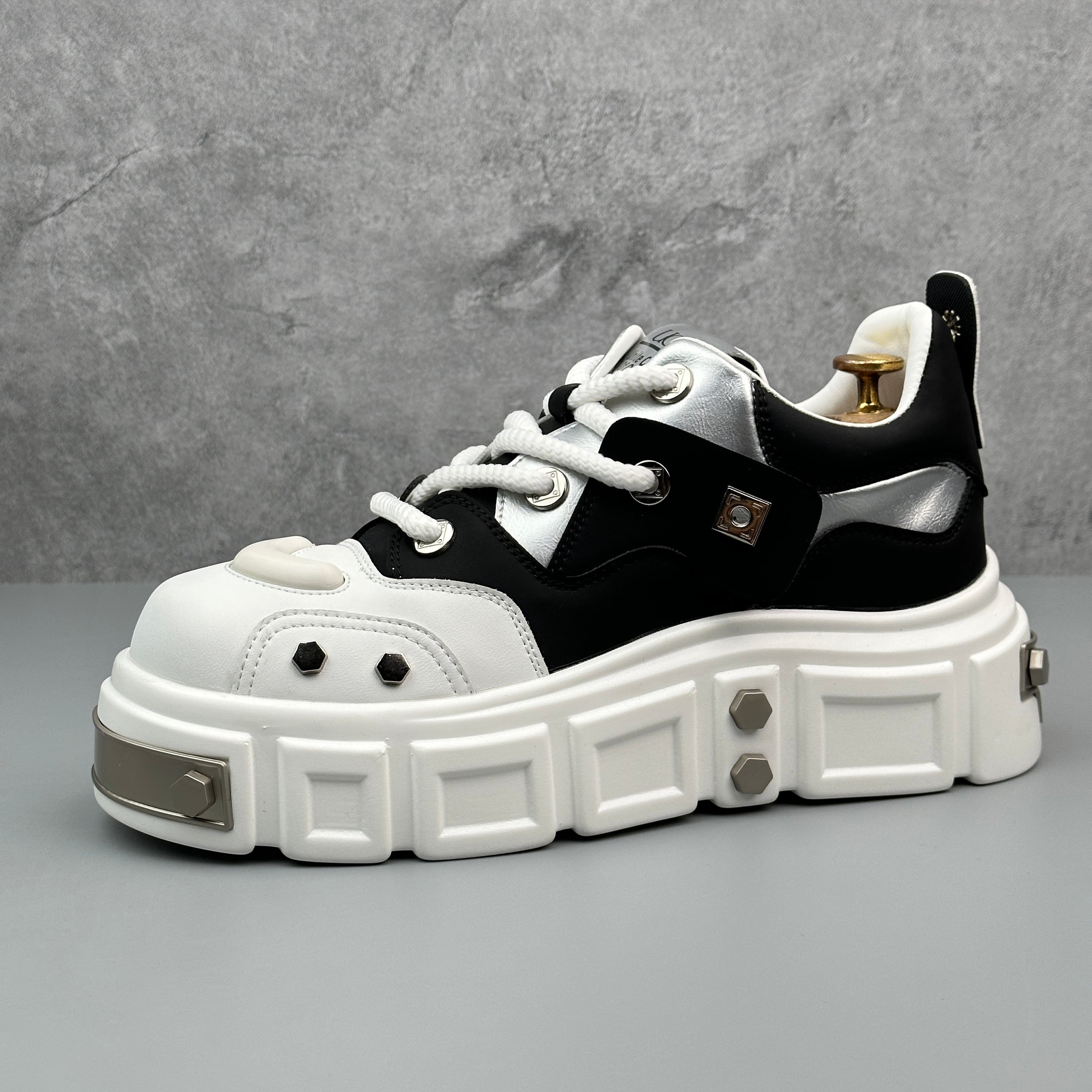 Hybriss RivetCore Black White– Chinese Style Dad Shoes