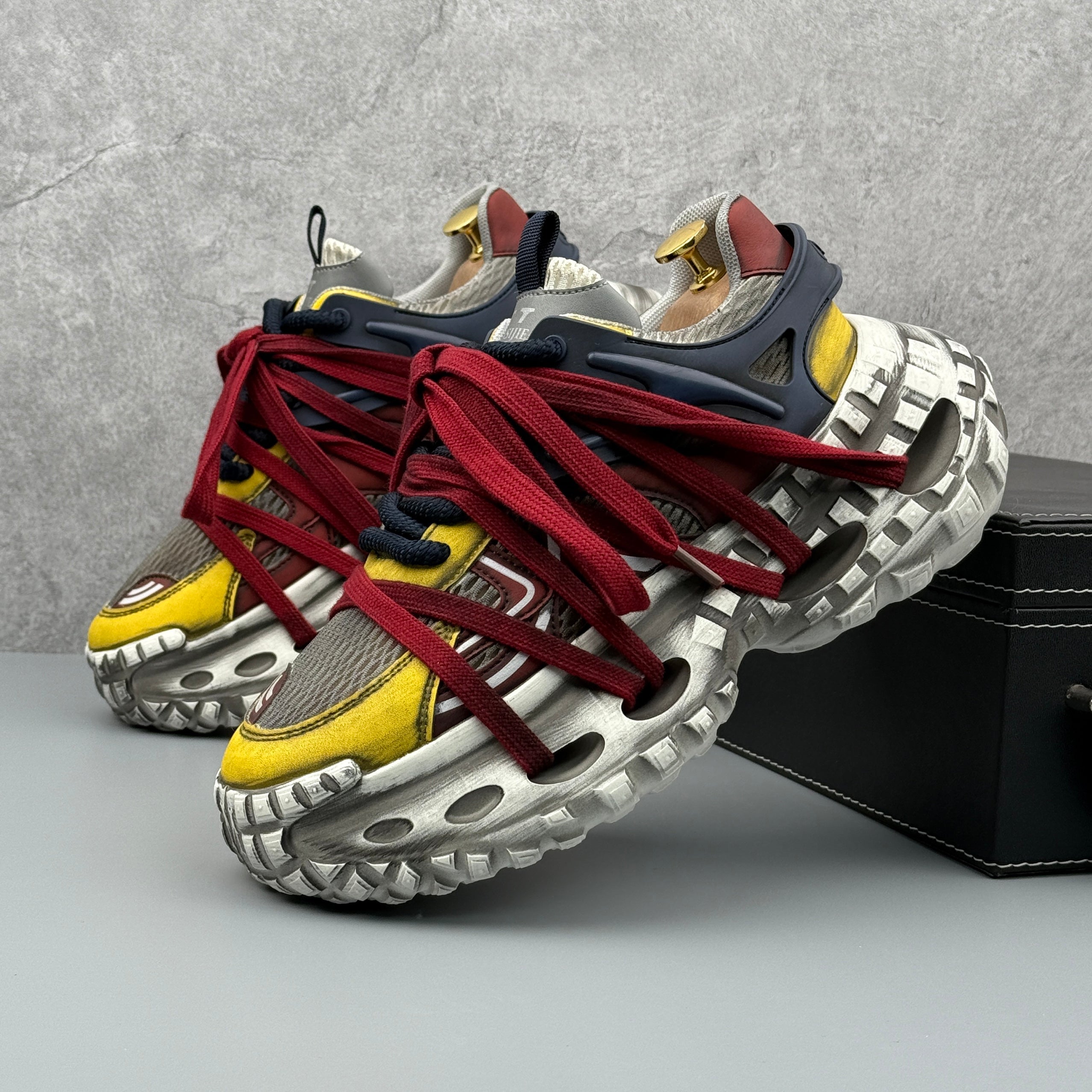 Hybriss DailyThread Anchor Red– Retro Dad Shoes