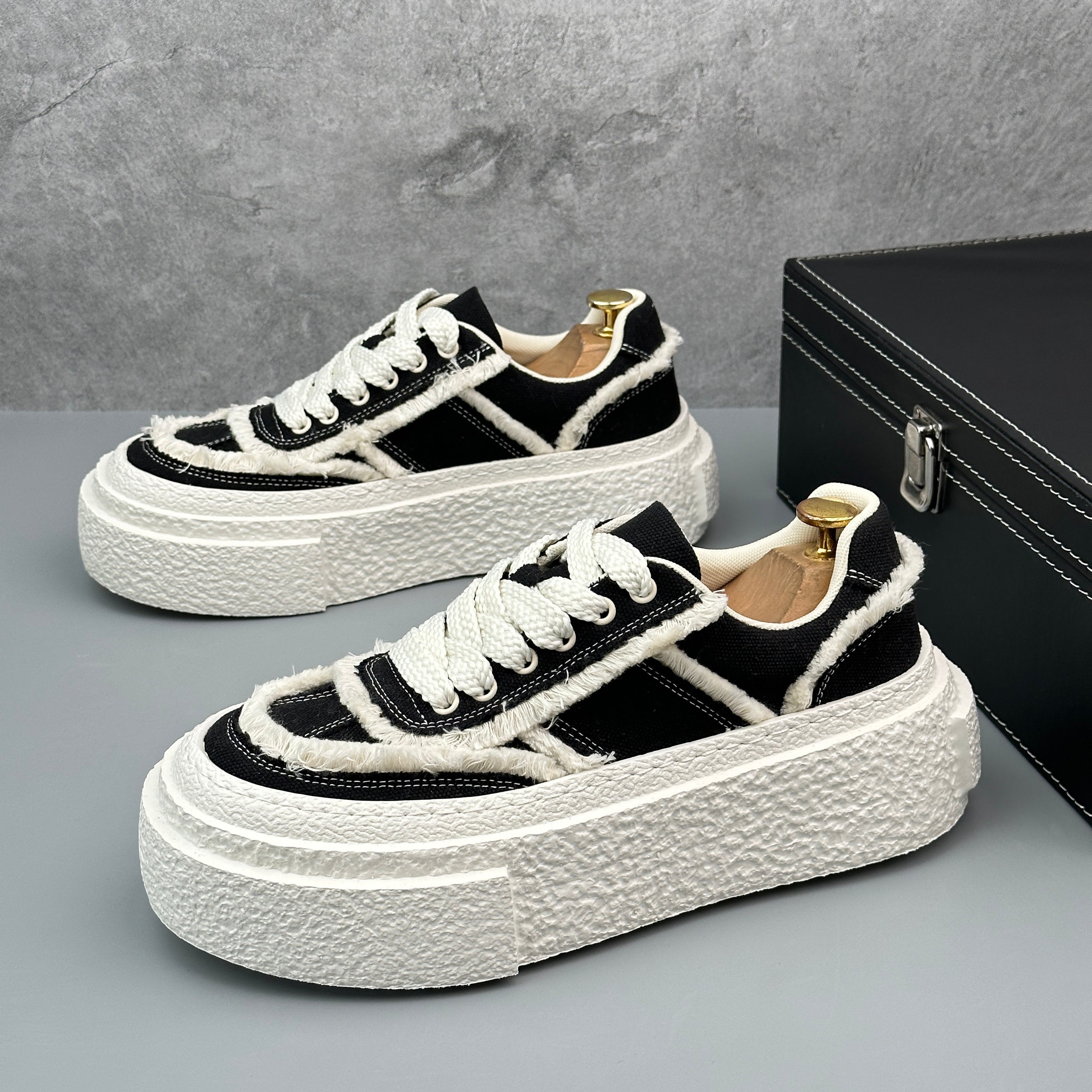 Hybriss TasselCore Black– Mikrofaserleder Sneakers