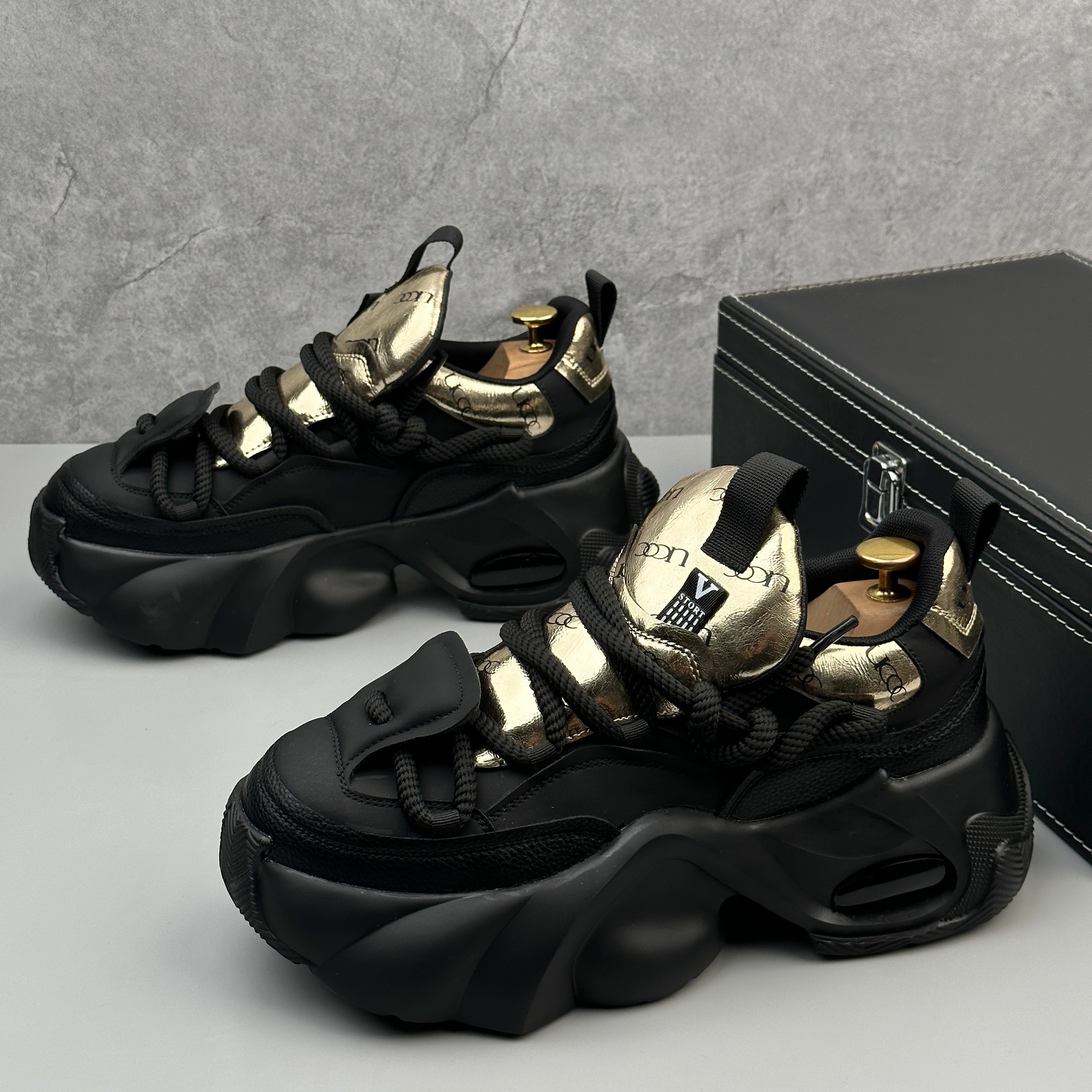 Hybriss SparkSplice Black Gold– Sporty Dad Shoes