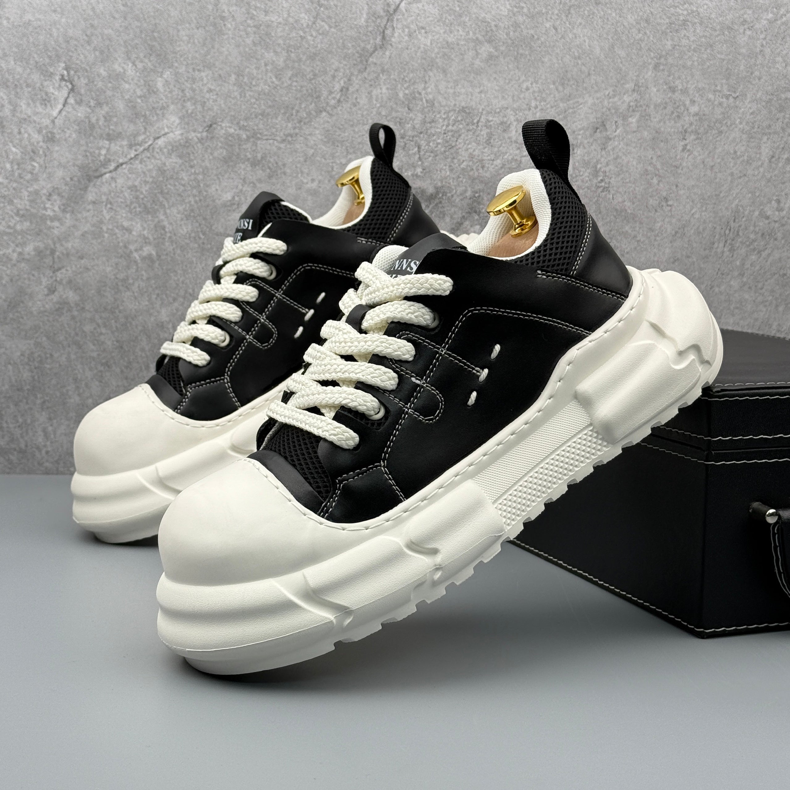 Hybriss SimpleStitch Black White– PU & Mikrofaserleder Sommer-Sneakers