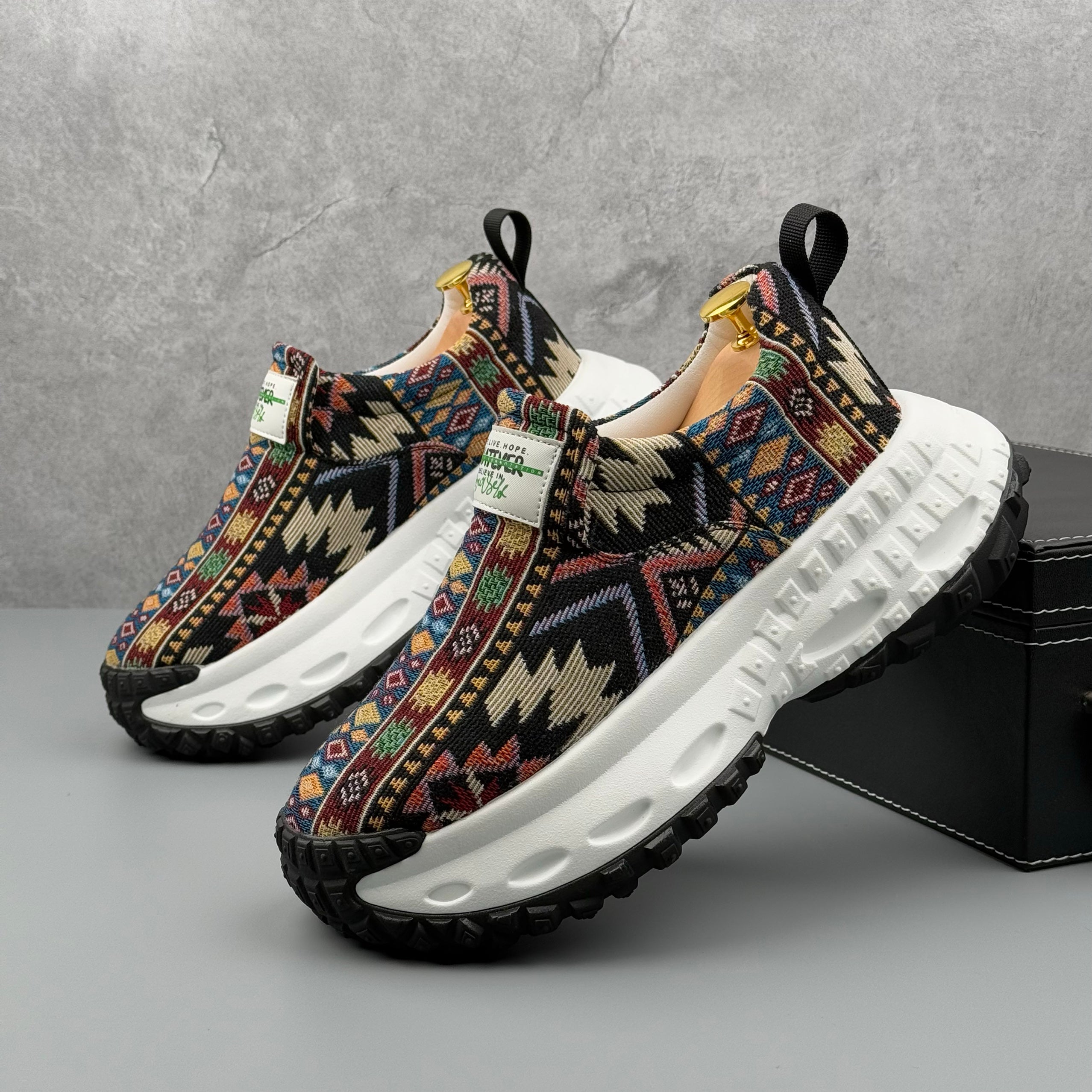 Hybriss Vnnsijie EmbroAir Black– Sporty Casual Slip-On Shoes