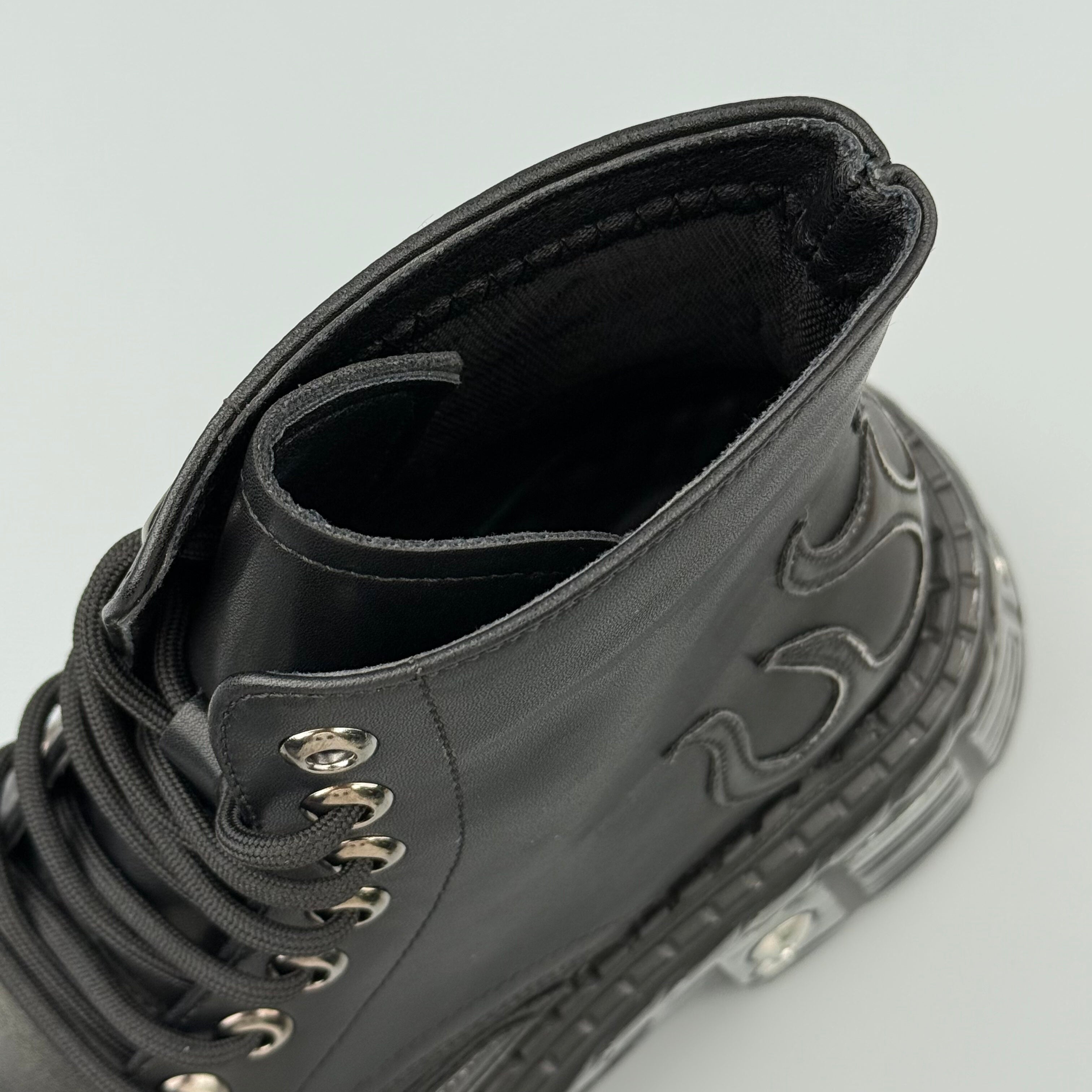 Hybriss Summit– Minimalist Martin Boots