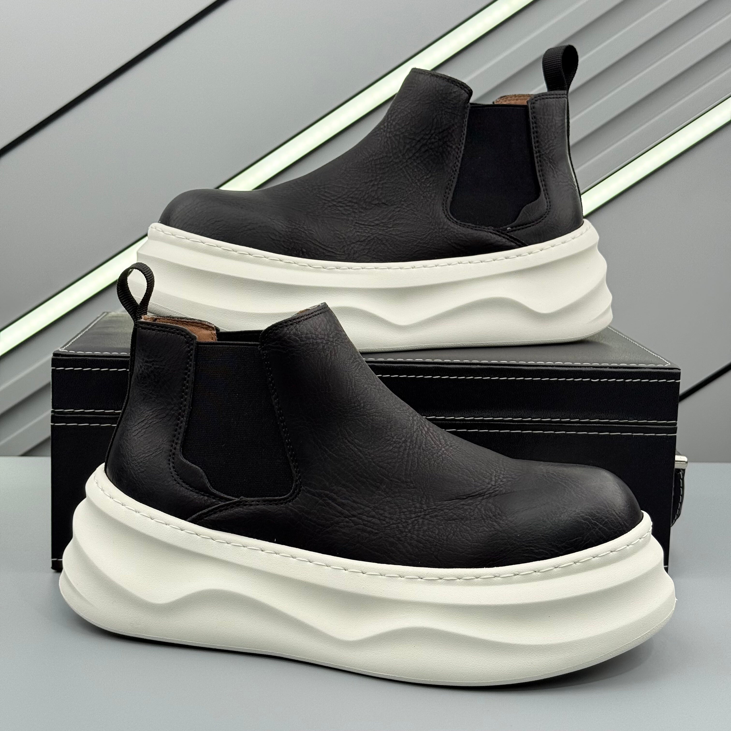 Hybriss Core– Minimalist Martin Boots