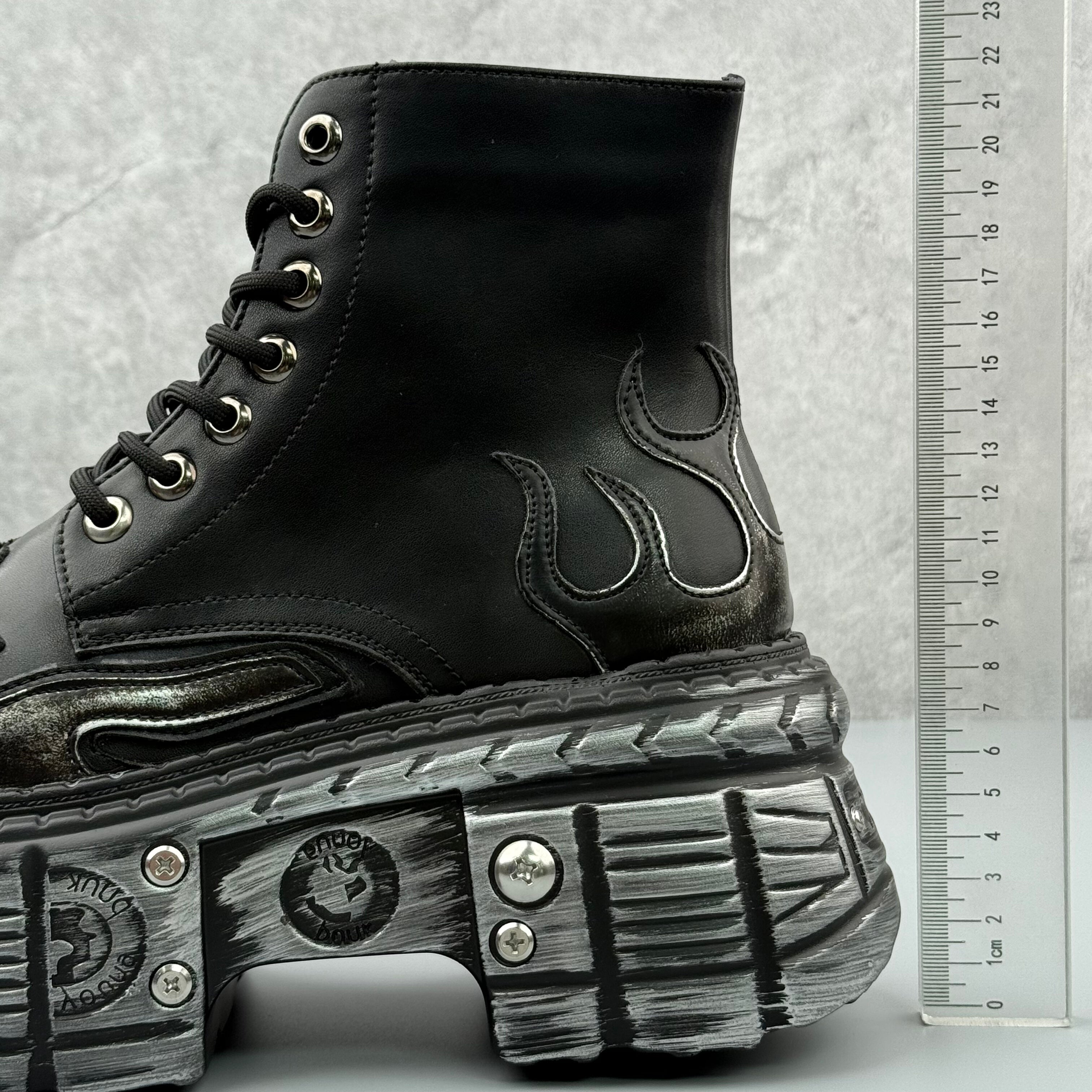 Hybriss Summit– Minimalist Martin Boots