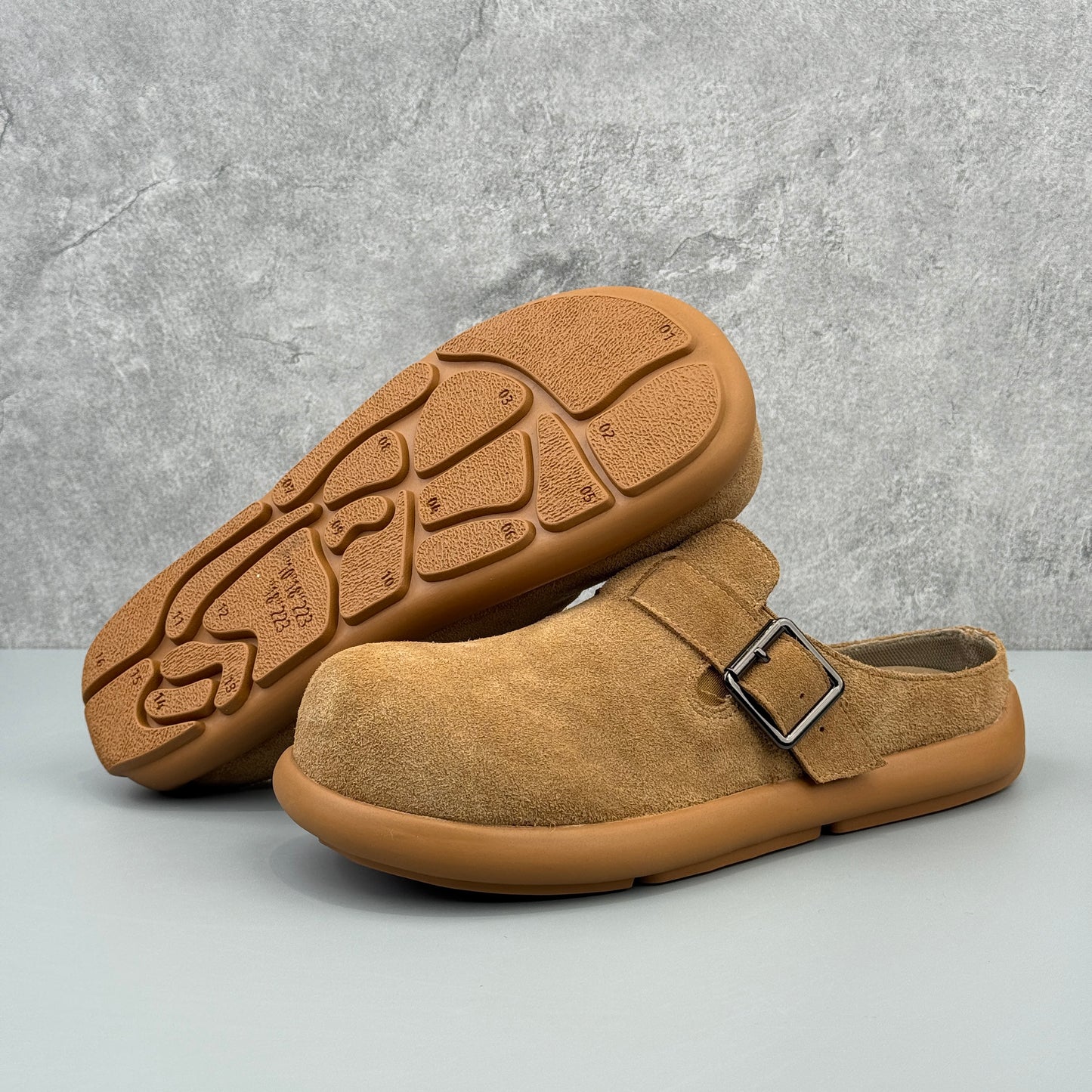 Hybriss Big-Head Suede Utility Clog