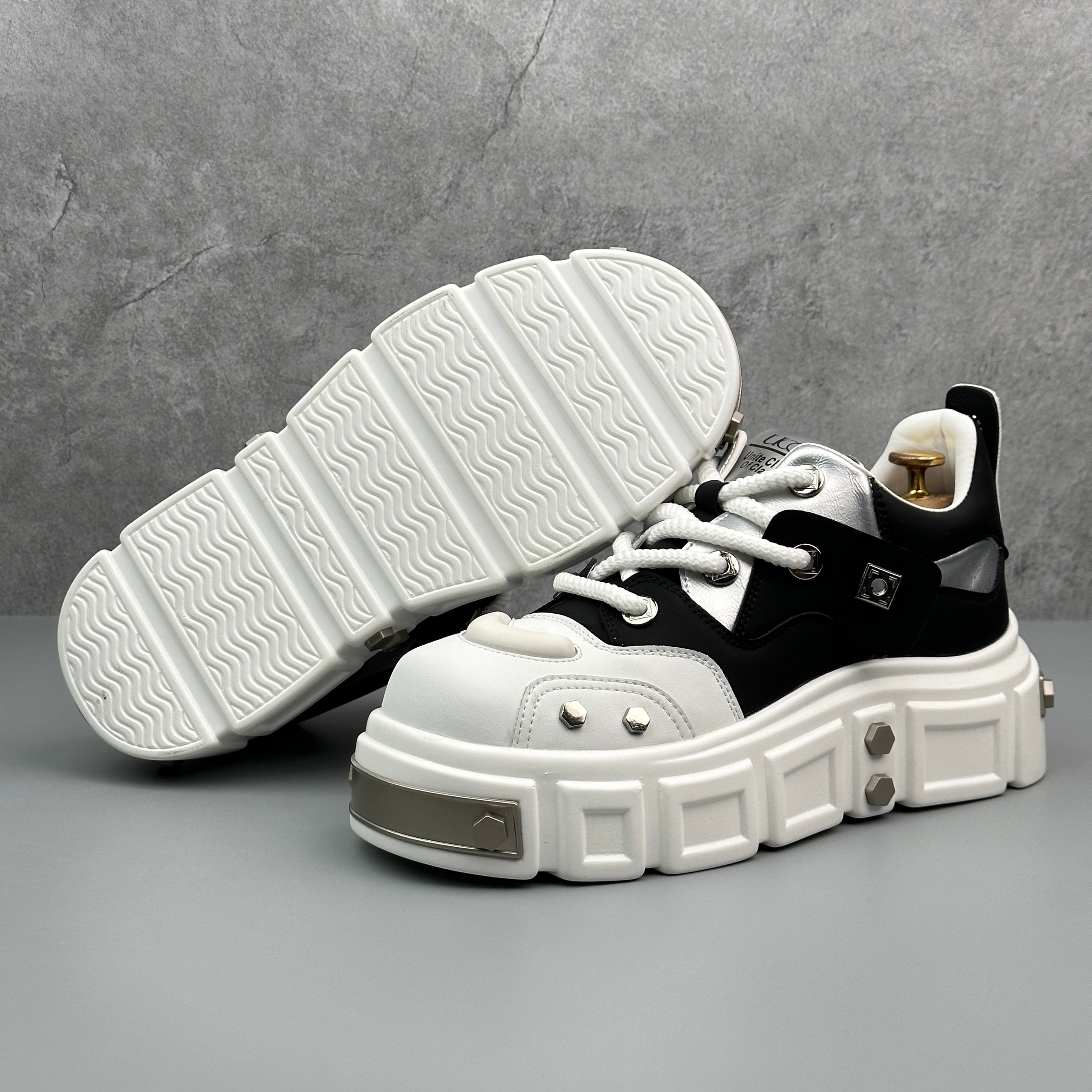 Hybriss RivetCore Black White– Chinese Style Dad Shoes