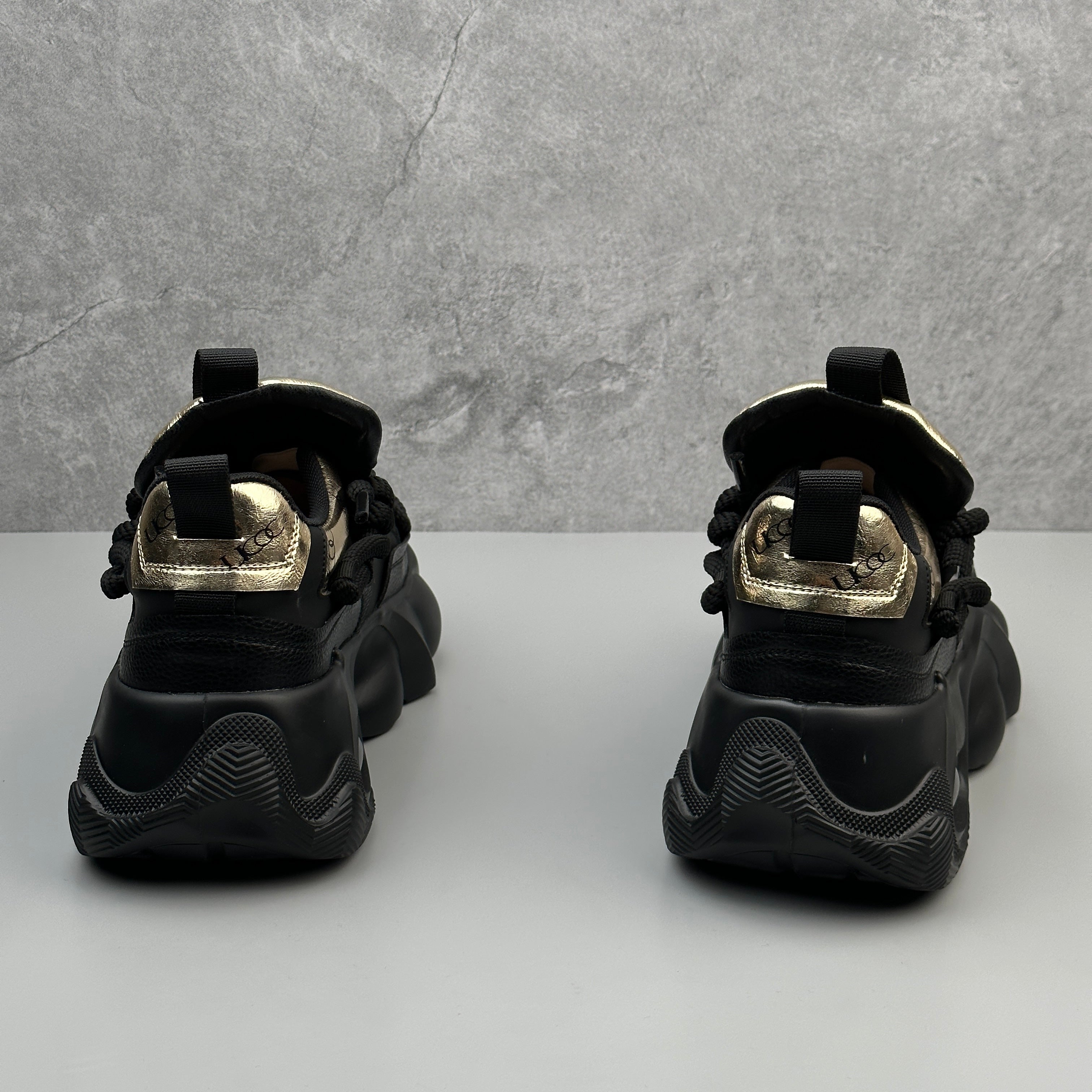 Hybriss SparkSplice Black Gold– Sporty Dad Shoes