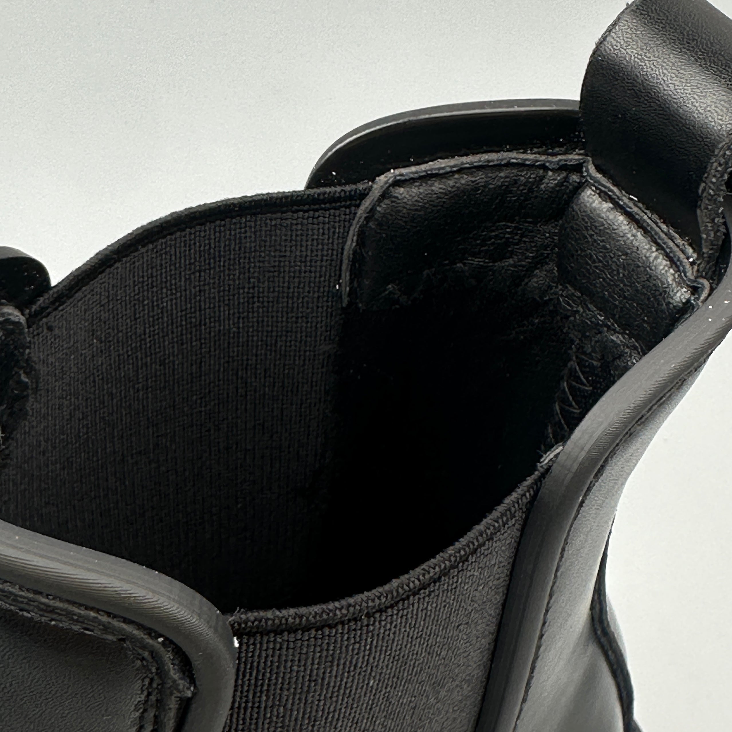 Hybriss Dominion– Mid-Ankle Chelsea Boots