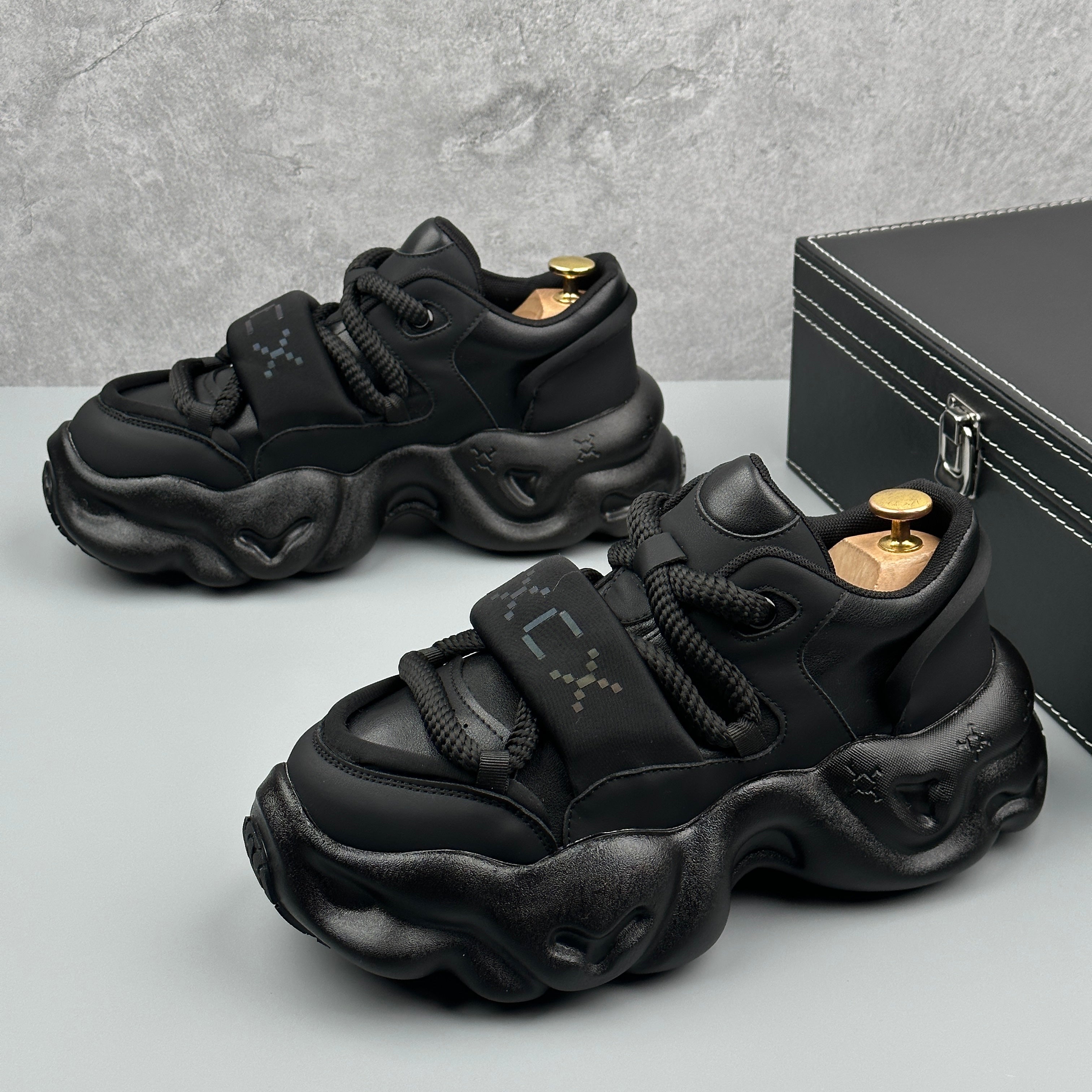 Hybriss WeaveCore Black– Youth Dad Shoes