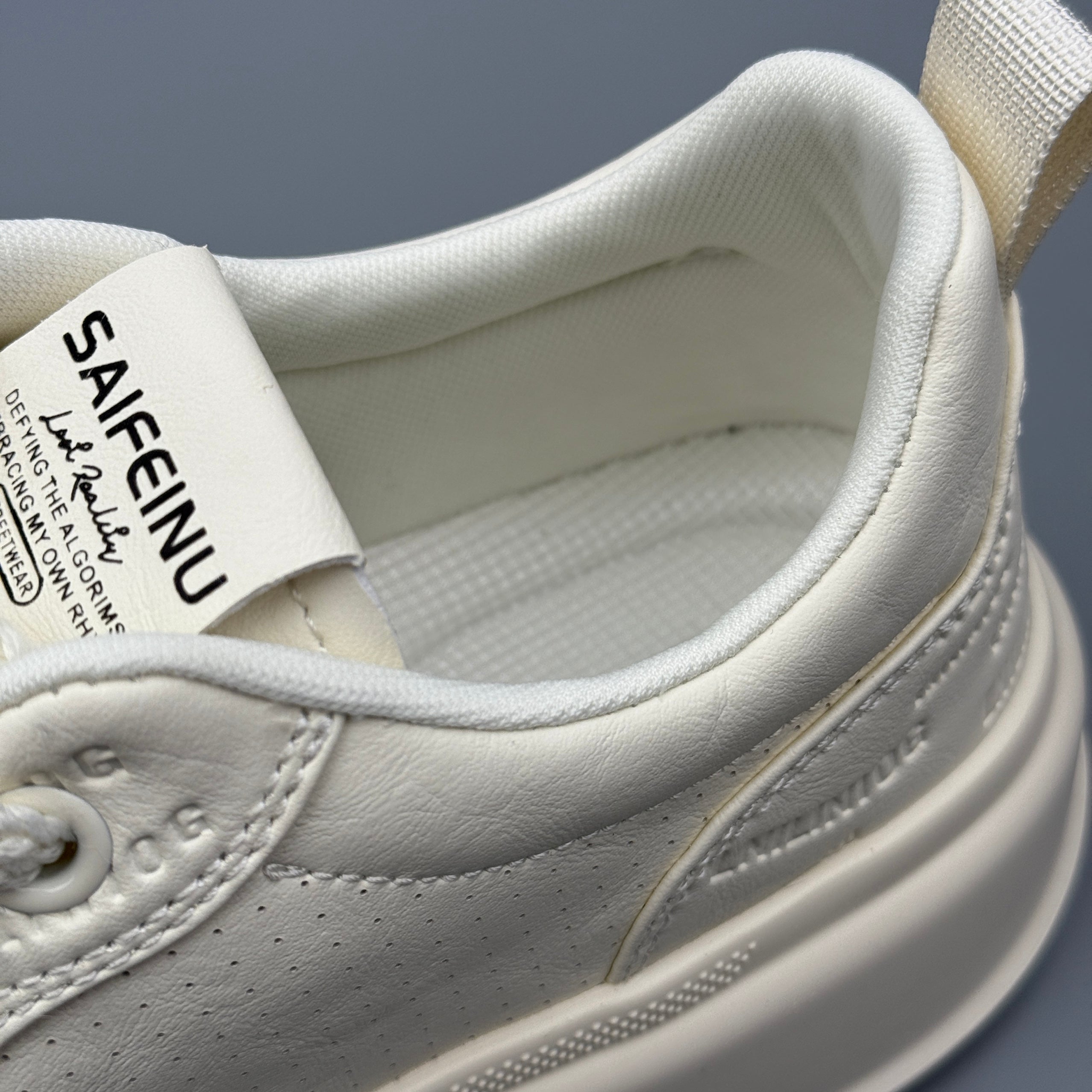 Hybriss StitchLine Beige– Stoff & Mikrofaserleder White Shoes